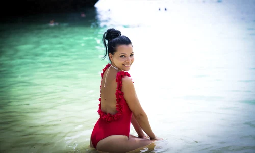 Corina Caragea a făcut furori în costum de baie pe plaja din Thailanda jpeg