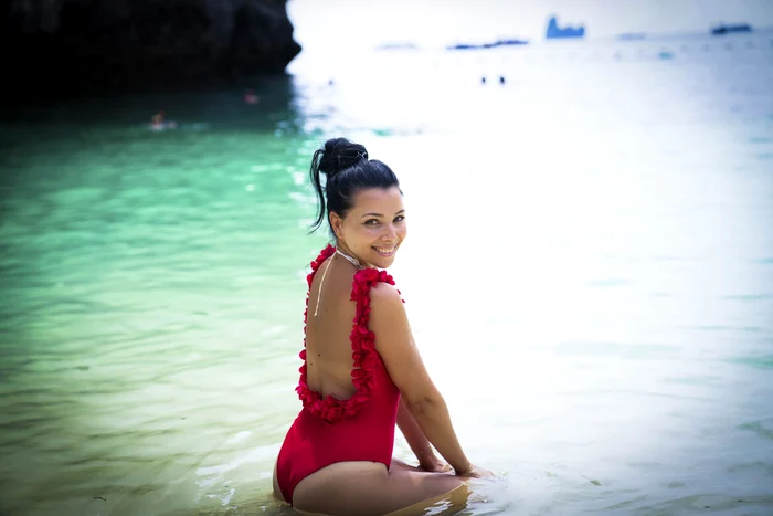 Corina Caragea a făcut furori în costum de baie pe plaja din Thailanda