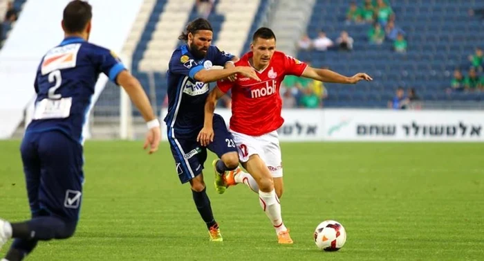 Ovidiu Hoban (în roşu) e titular la Hapoel Beer Sheeva