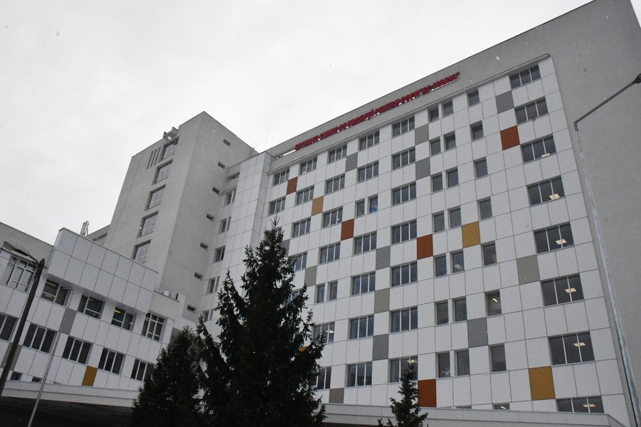 Trei copii, la un pas de moarte. Mama lor a stropit lenjeria de pat cu o substanță împotriva puricilor