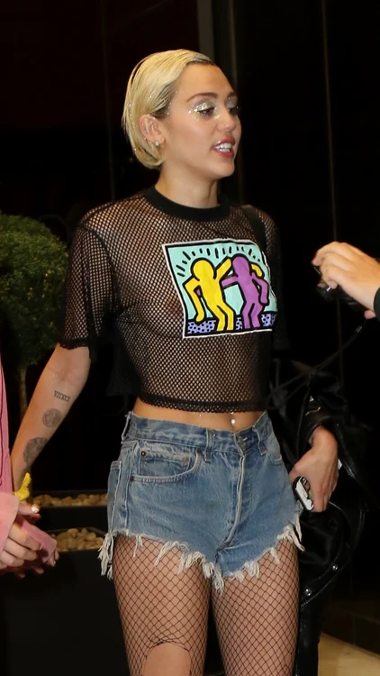 Miley a renunţat la sutien