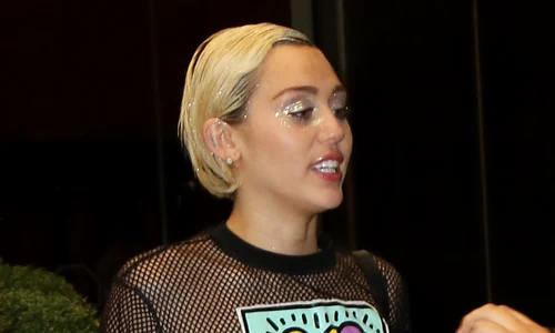 Miley a renunţat la sutien jpeg