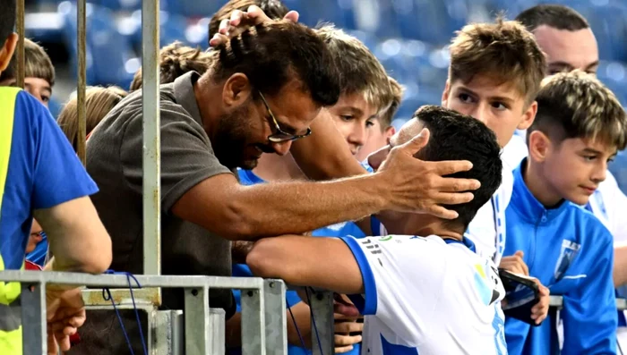 Atacantul și-a făcut o obișniunță din a-și îmbățișa tatăl. Foto Sportpictures