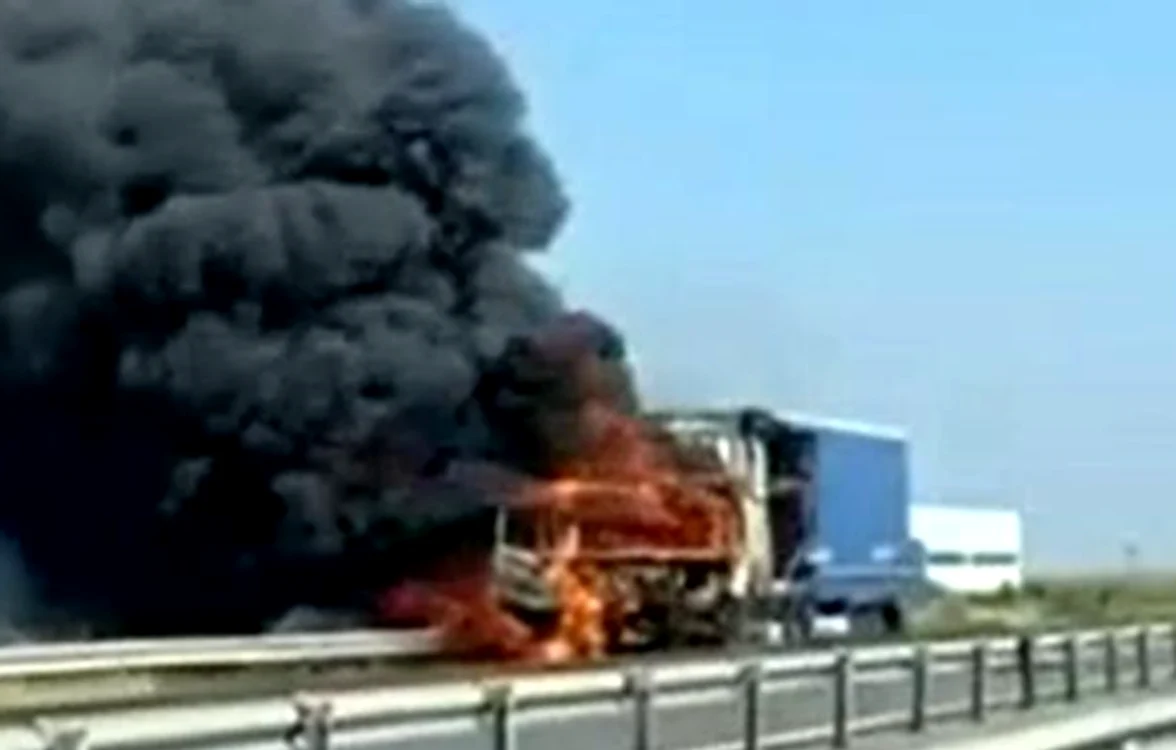 
    Un TIR a luat foc pe autostrada A1Foto: Captură Video  