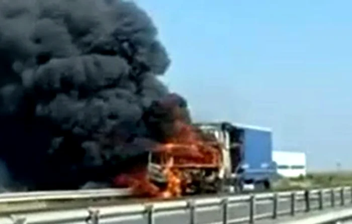 Un TIR a luat foc pe autostrada A1Foto: Captură Video