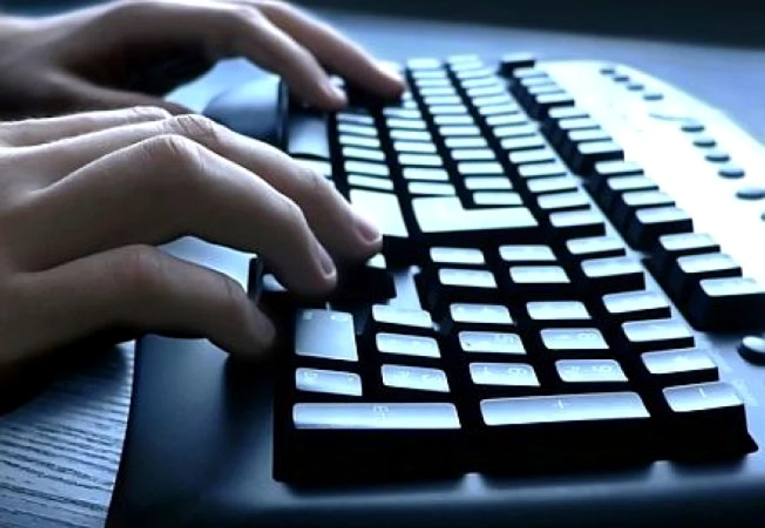 Înainte de a trimite documentele prin e-mail, trebuie scanate