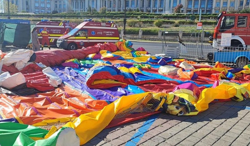 Tobogan gonflabil, răsturnat de vânt la un loc de joacă, în județul Brașov: trei copii și un adult, la spital