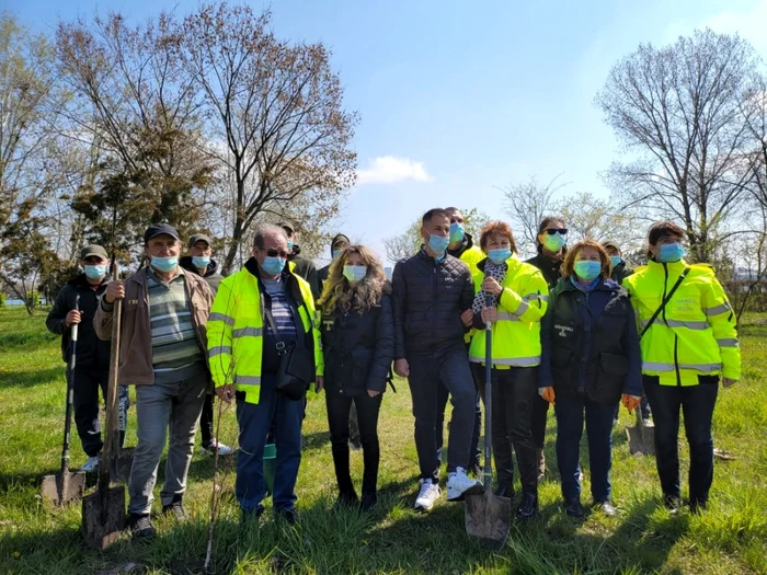 Comisarii Gărzii de Mediu Constanţa au plantat copaci foto: Garda de Mediu Constanţa