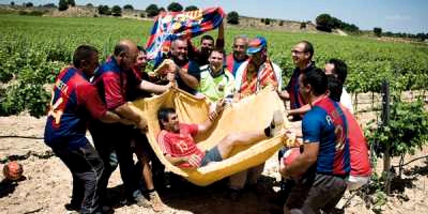 Angajaţii podgoriei lui Iniesta, împreună cu unchiul fotbalistului, Juan Iniesta Foto: caballeroaguila.com