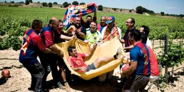 Angajaţii podgoriei lui Iniesta, împreună cu unchiul fotbalistului, Juan Iniesta Foto: caballeroaguila.com