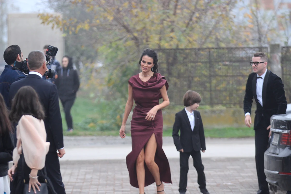 Anca Serea a purtat o rochie cu crăpătură pe picior 