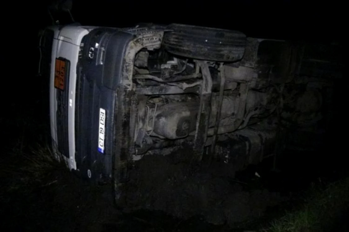 Autocisterna plină cu benzină s-a răsturnat într-un şanţ Foto: obiectivbr.ro