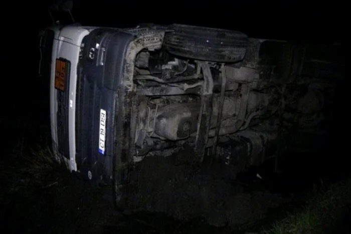 Autocisterna plină cu benzină s-a răsturnat într-un şanţ Foto: obiectivbr.ro