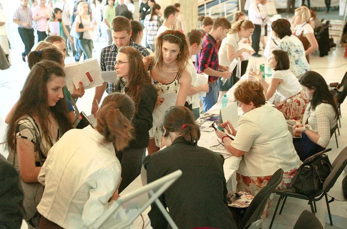 Peste 9.000 de oameni au trecut ieri pe la Palatul Copiilor din Capitală pentru a-şi depune CV-ul pentru cele 5.152 de joburi disponibile