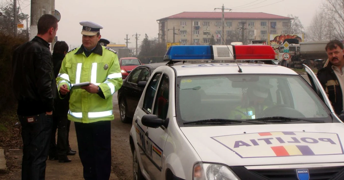 Cei doi tineri s-au ales cu dosare penale pentru că au condus fără permis şi sub influenţa băuturilor alcoolice