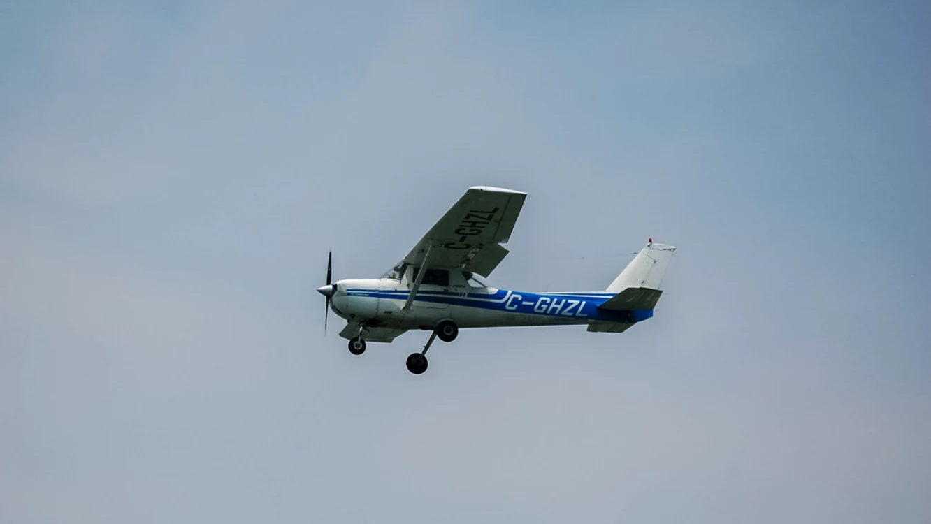 O elevă pilot a aterizat singură după ce instructorul a părăsit avionul în timpul zborului