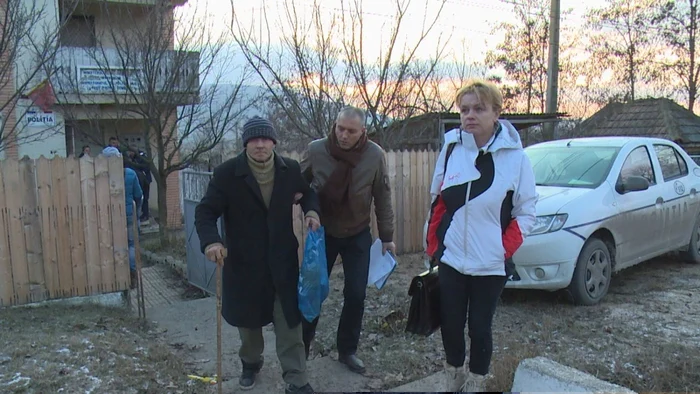 Suspectul de 64 de ani se deplasează cu dificultate Foto: Adevarul