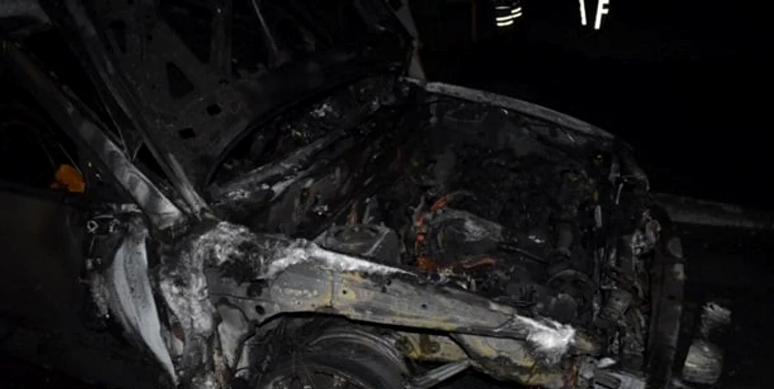 Vehicul militar incendiat FOTO: Dialog