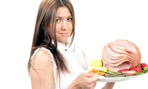 femeie mezeluri21254 0 jpeg