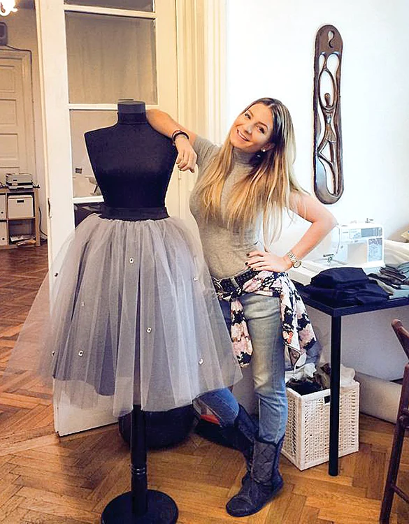 
    Ana Baniciu și-a deschis  un magazin online cu  haine create chiar de ea  