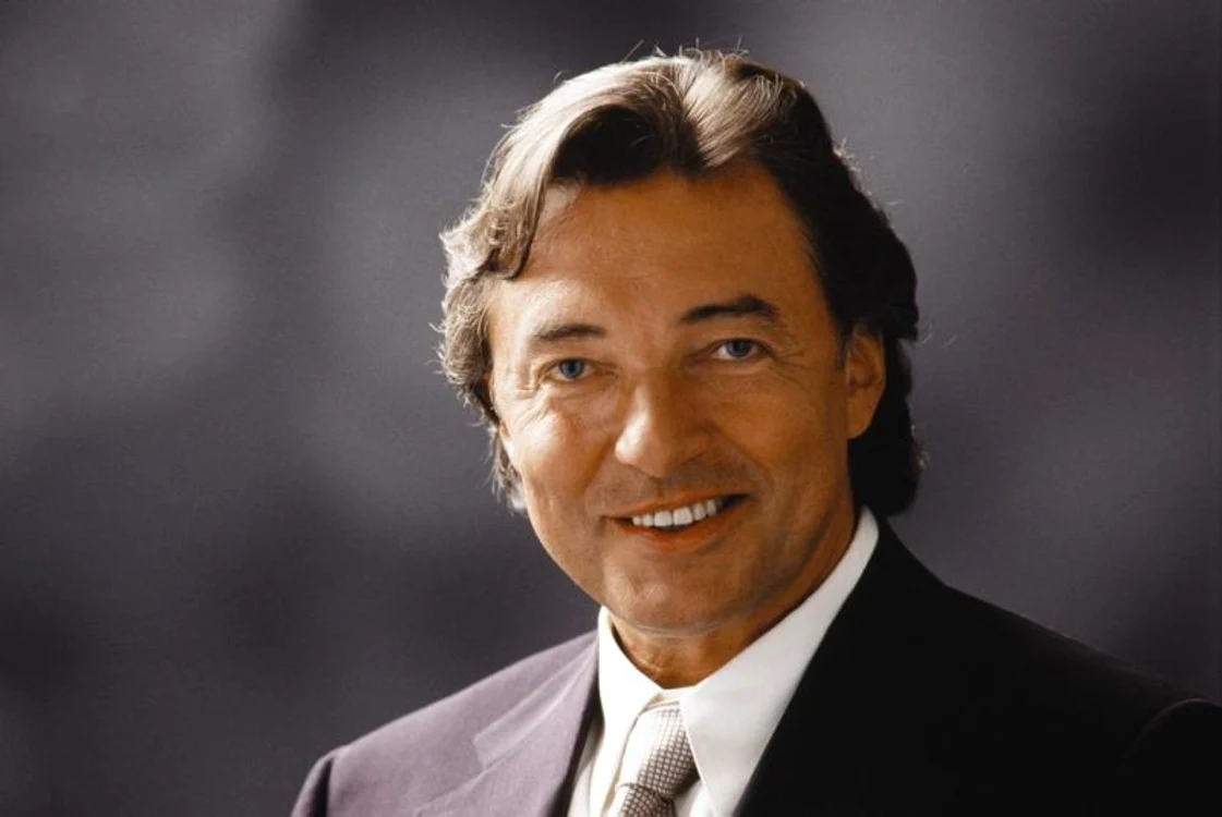 Karel Gott avea succes la femei frumoase, iar întâlnirea cu iubita noastră Corina s-a lăsat cu scântei