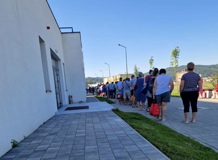Coadă la intrarea în complex, duminică 9 iulie FOTO Băile Sărate Ocna Mureș