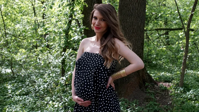 
    Adela Popescu radiază în ultimul trimestru de sarcină  