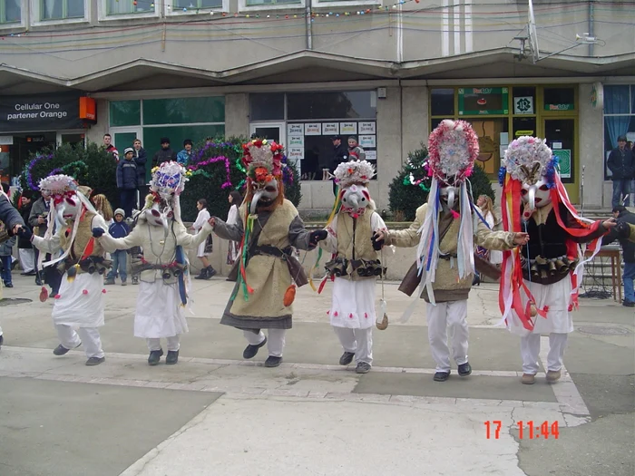 Moşoi şi moşoicuţe, în horă FOTO Primăria Luncaviţa