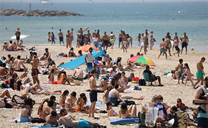 
    Israel. Locuitorii din Tel Aviv au umplut plajeleFoto: EPA-EFE  