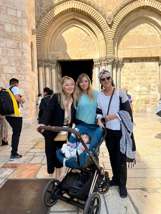 Laura Cosoi a fost în Ierusalim cu sora, mama și micuța Lara