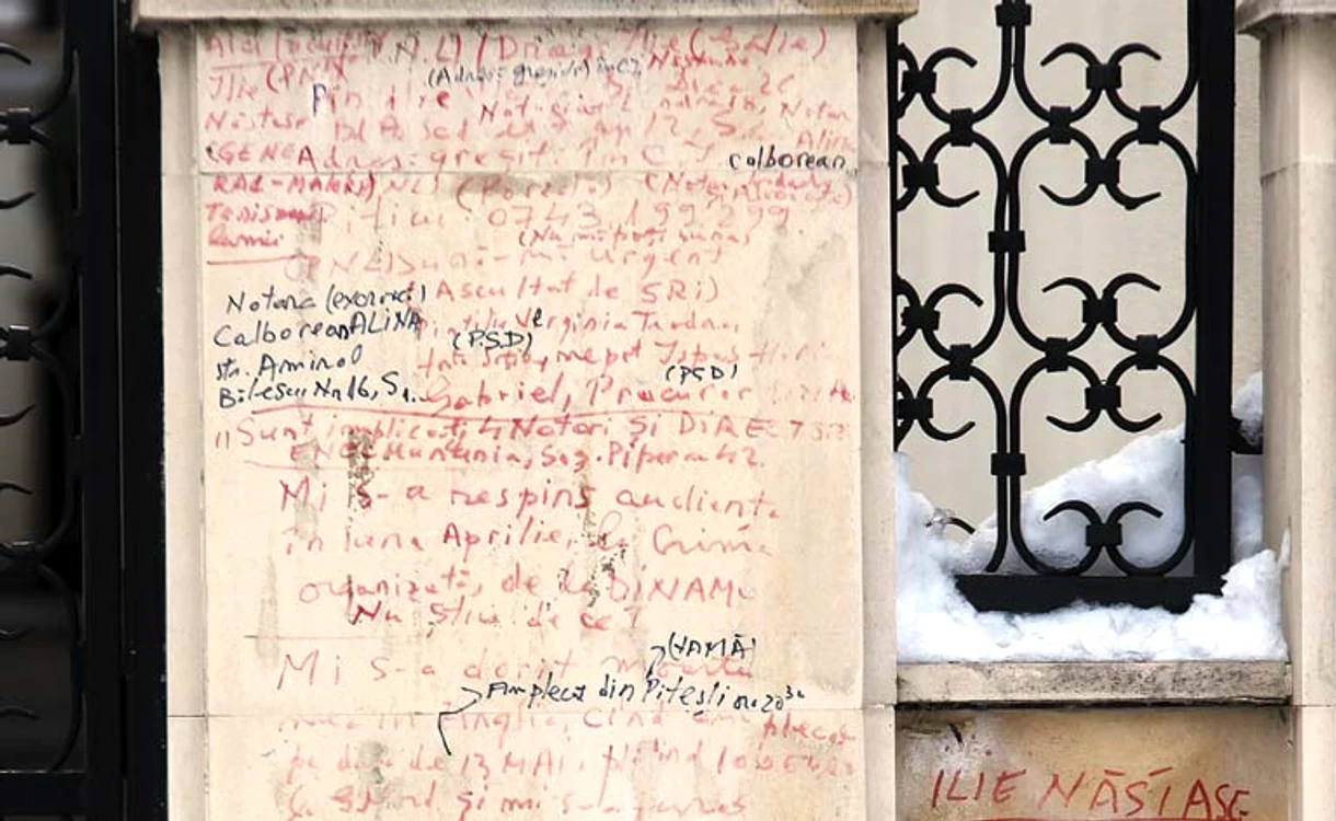 
    Fanul tenismenului i-a scris pe gard: „Aici locuieşte Ilie Năstase, tenismenul nr. 1 al lumii”Foto: Mihai Ionescu  