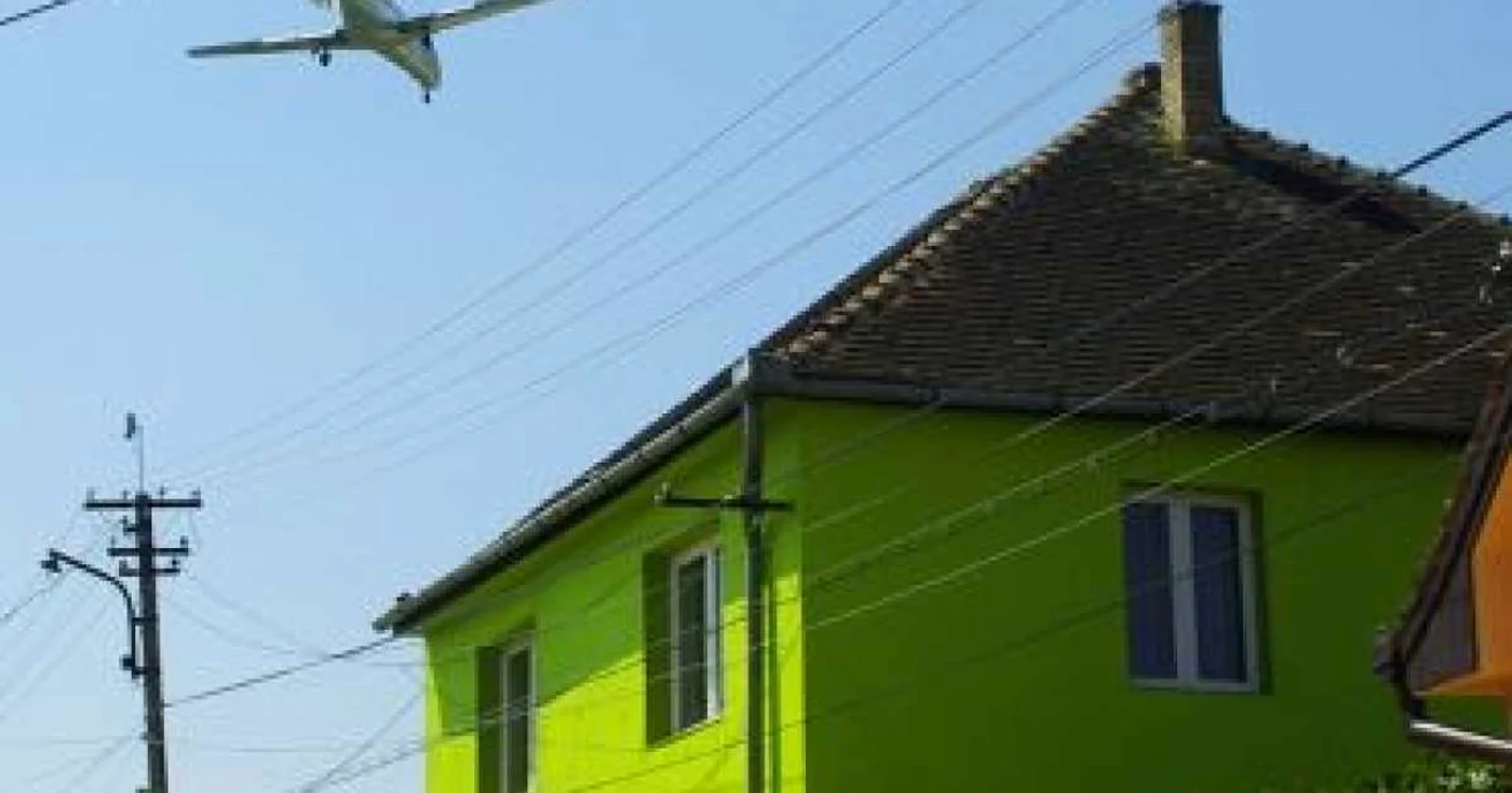 Sibiu: Avioanele spulberă tiglele de pe casele sibienilor din Turnişor