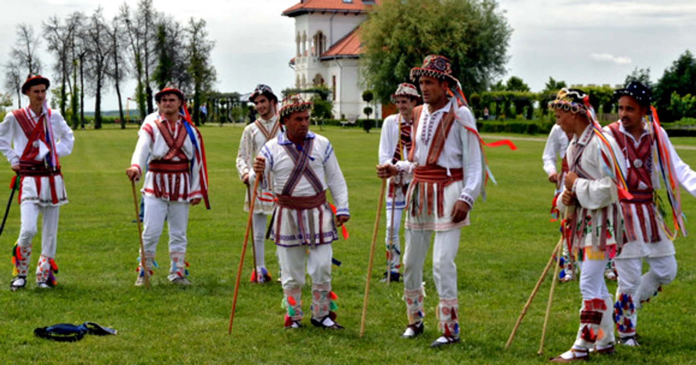 
    Mai ales în Oltenia, de Rusalii este specific „Dansul Căluşarilor”.Foto: Shutterstock  