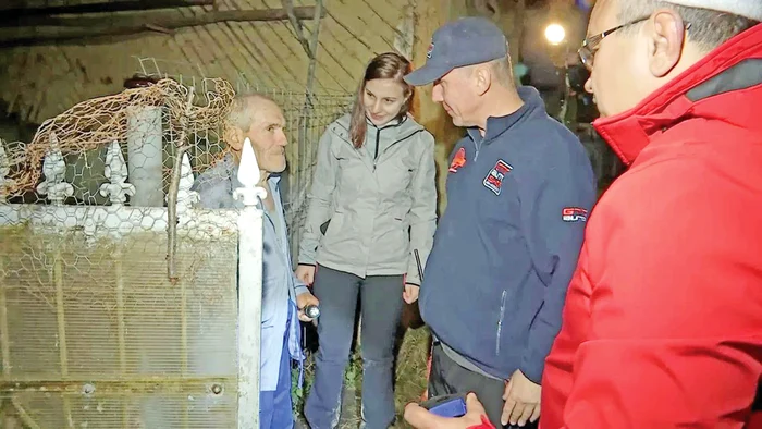 Bătrânii au fost ajutaţi de voluntari. FOTOGRAFII: ADEVĂRUL