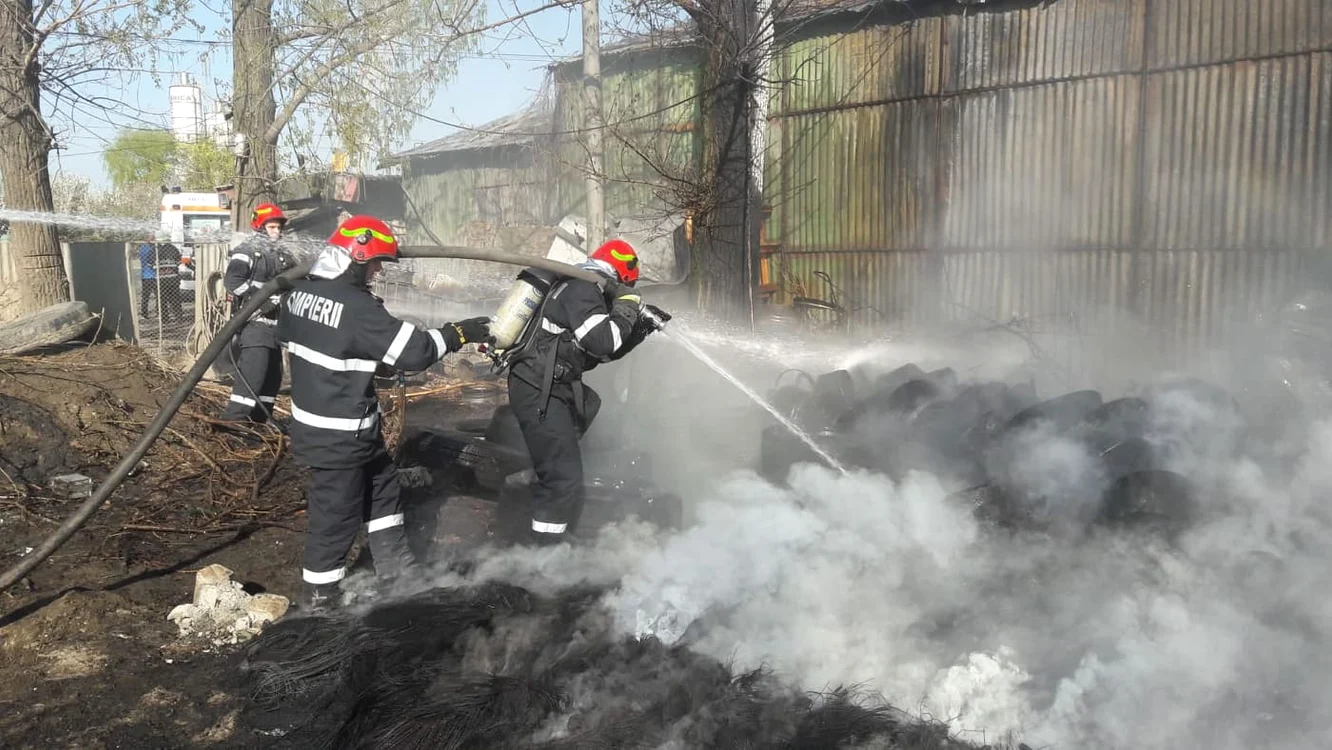 
    Mai multe anvelope au luat foc în zona Măgurele foto: ISU Bucureşti-Ilfov  