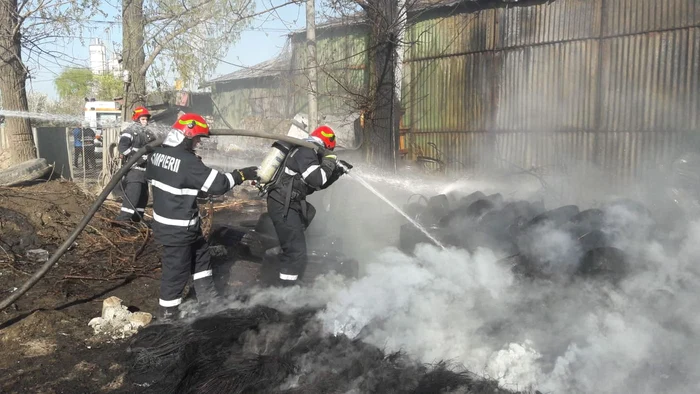 Mai multe anvelope au luat foc în zona Măgurele foto: ISU Bucureşti-Ilfov