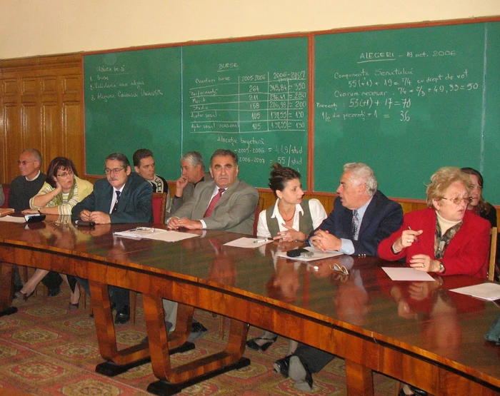 Emil Constantin (centrul imaginii), pe vremea când conducea şedinţele de Senat la Universitatea Dunărea de Jos