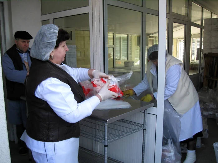Alimentele vor fi împărţite prin cantina de ajutor social