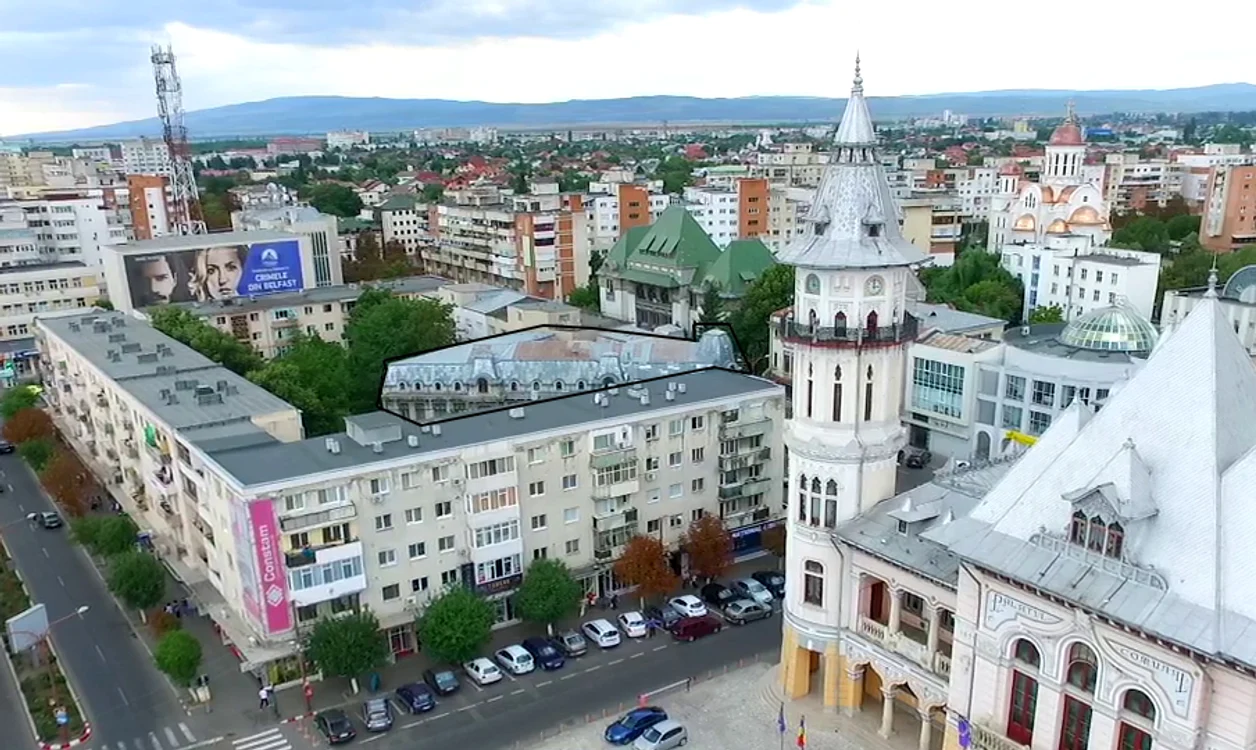 Hotelul Coroana este sufocat de blocurile comuniste FOTO Iulian Bunilă