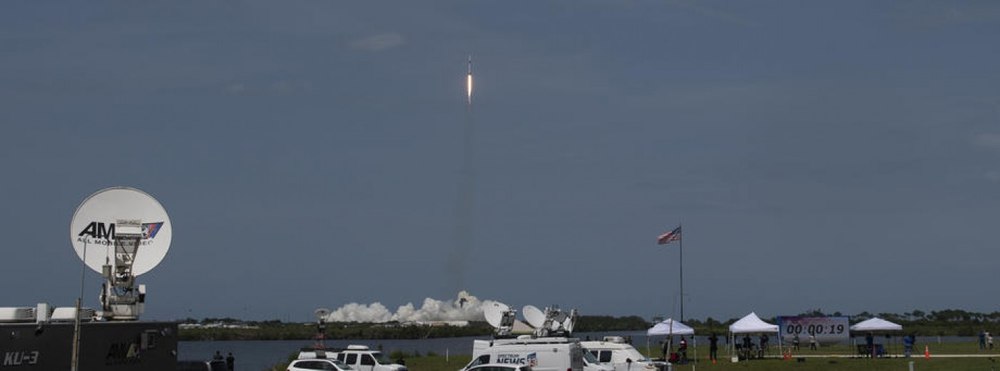 Space X a lansat 15 sateliți Starlink de pe Coasta de Vest Video