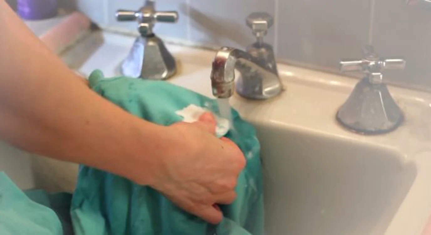 
    Iată nouă utilizări mai puţin cunoscute ale produselor din baia dumneavoastră!Foto: Captură Youtube  