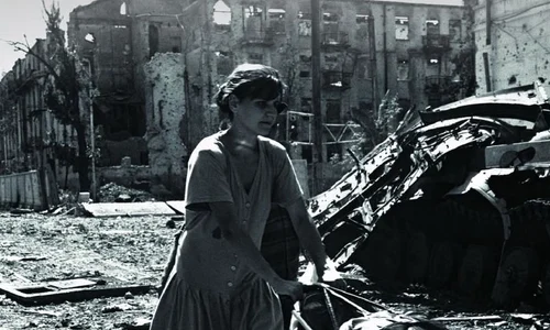 Abonează te acum la Historia + Historia Special pe minimum 12 luni și vei primi cadou cartea „Un război murdar” de Anna Politkovskaia jpeg