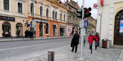 O femeie a fost plimbată cu forţa pe străzile din Braşov FOTO Ioan Buciumar