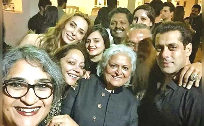 
    Iulia, alături de Salman,  la cheful de pomină  