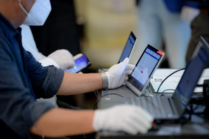 Membrii biroului electoral al secției de votare vor purta măști și își vor dezinfecta frecvent tabletele și calculatoarele