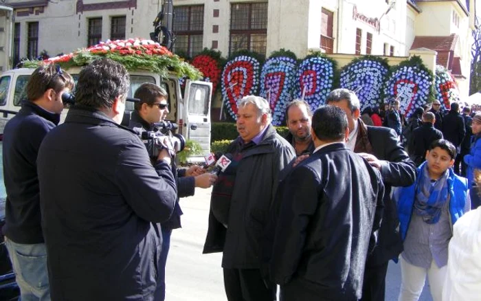 La înmormântarea lui Vladimir Cârpaci, zis Dulcea, au participat sute de oameni. (Foto: Vali Silaghi / Adevărul)