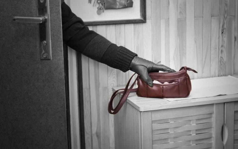 O fată de 14 ani, reţinută la Constanța pentru furturi repetate din locuinţe, instituţii şi saloane de spital