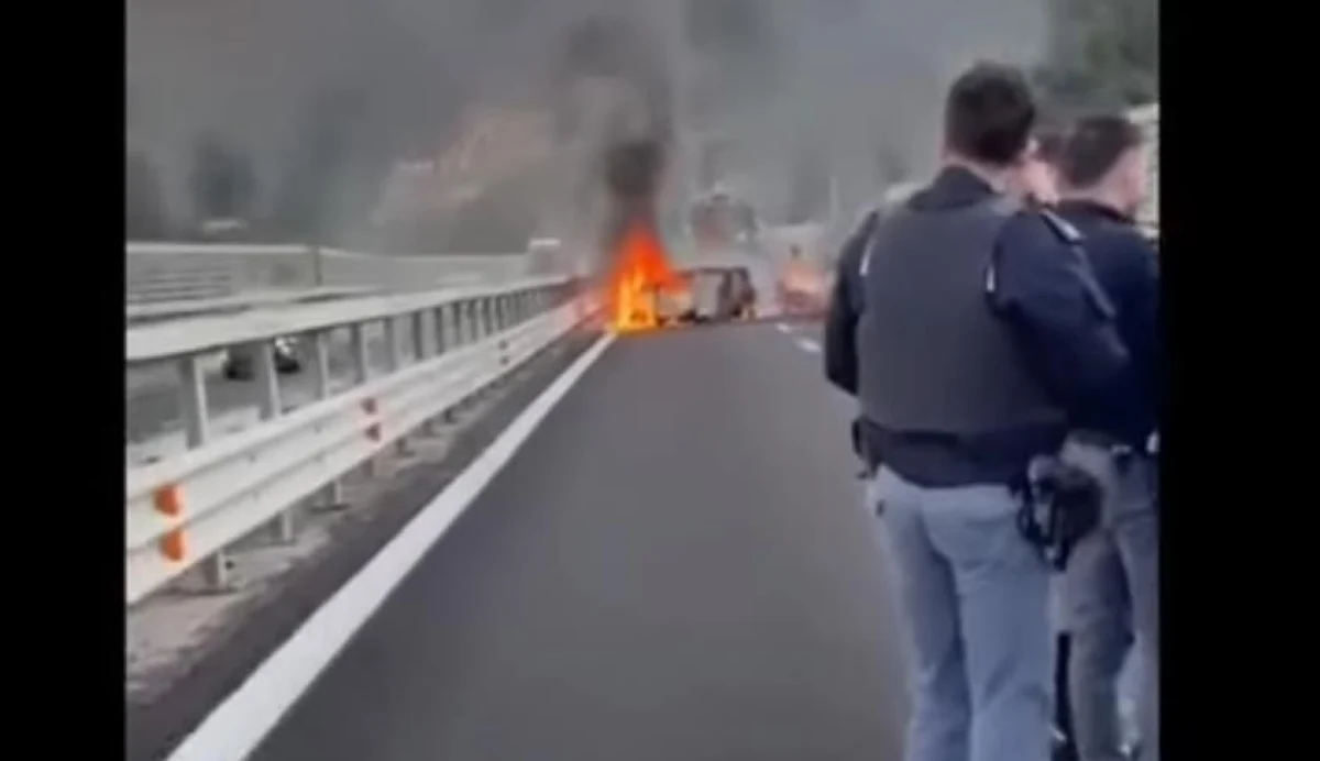 Jaf cu mitraliere Kalașnikov pe o autostradă din Italia. Hoţii au deschis focul asupra unei maşini, au incendiat două autoturisme şi au fugit cu banii