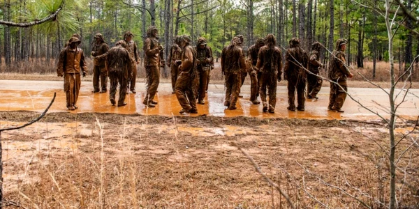 O femeie a absolvit în premieră un curs intensiv pentru lunetişti al armatei SUA FOTO U.S. Army/Patrick A. Albright