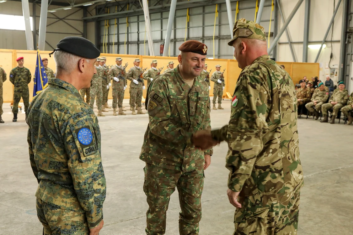 Ovidiu Lungu(centru), noul şef al operaţiei EUFOR ALTHEA. FOTO: Comandamentul Forțelor Întrunite